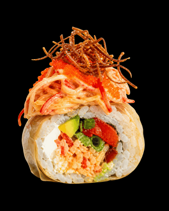 Crepa Roll — Crepa de soya, dinamita, pimentón caramelizado, aguacate, queso crema. Topping: Dinamita y cangrejo crocante.