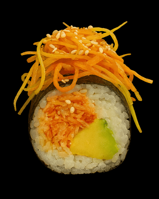 Nori Roll — Dinamita, aguacate, queso crema. Topping: Dinamita.