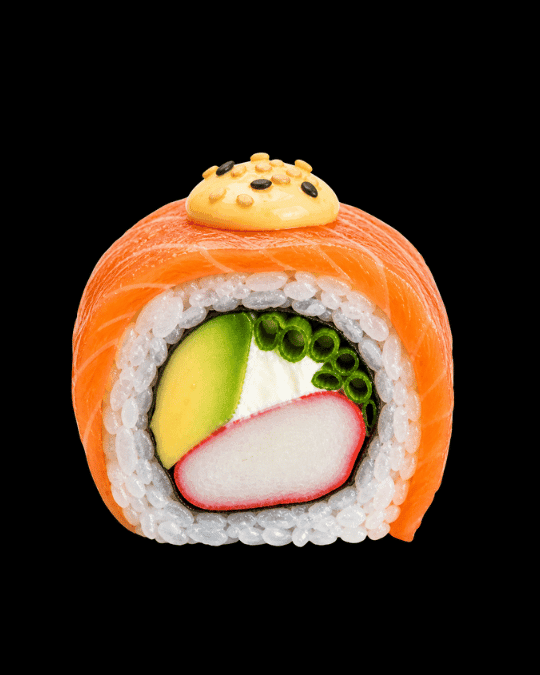 Sunset Roll — Envuelto en salmón fresco bañado con ponzu. Kani, cebollín, queso crema, aguacate.
