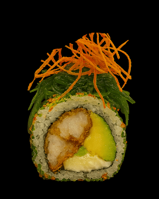 Chaibu Roll — Envuelto en cebollín, cangrejo crocante. Camarón, aguacate y queso crema. Topping: Wakame.