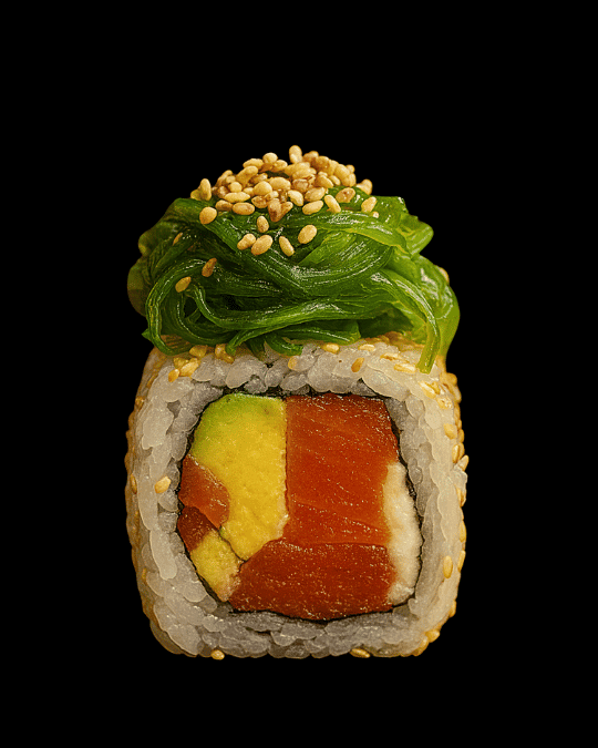 Gravlax Roll — Salmón en gravlax, zanahoria frita, queso crema, aguacate. Topping: Wakame y ajonjolí.