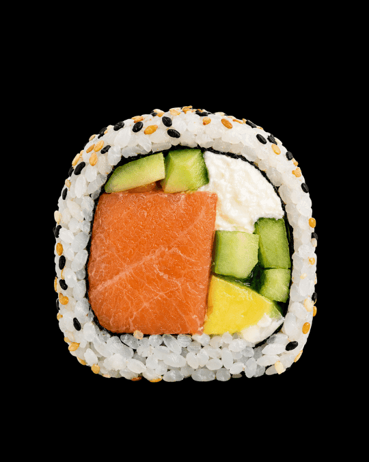 Alaska Roll — Salmón fresco, queso crema, aguacate, pepino.
