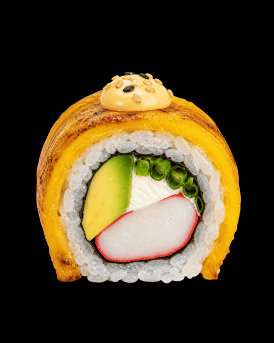 Golden Roll — Envuelto en tajada. Kani, cebollín, queso crema, aguacate.