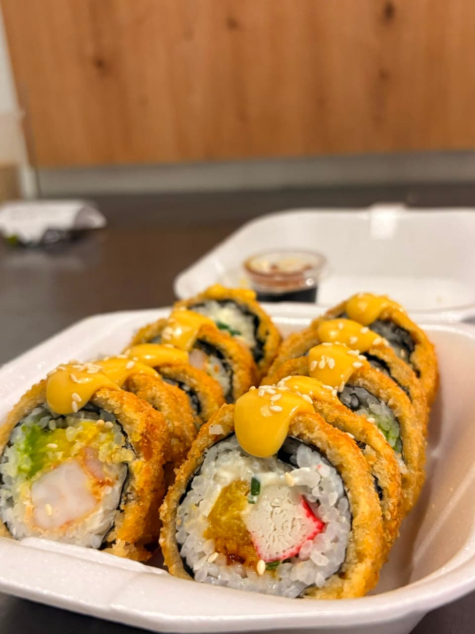 10 PIEZAS SURTIDAS TEMPURA Delivery GRATIS — Rellenas de camaron, queso crema, aguacate, kani, tajada, cebollin. Topping de fuji acompañada con salsa anguila