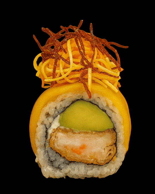 Caribean Roll — Envuelto en tajada, camarón frito, aguacate, queso crema. Topping: Dinamita.