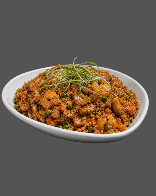 Arroz al Wok — Camarones o pollo al Wok, acompañados de vegetales, salsa de ostras, soya, raíces, ajonjolí.